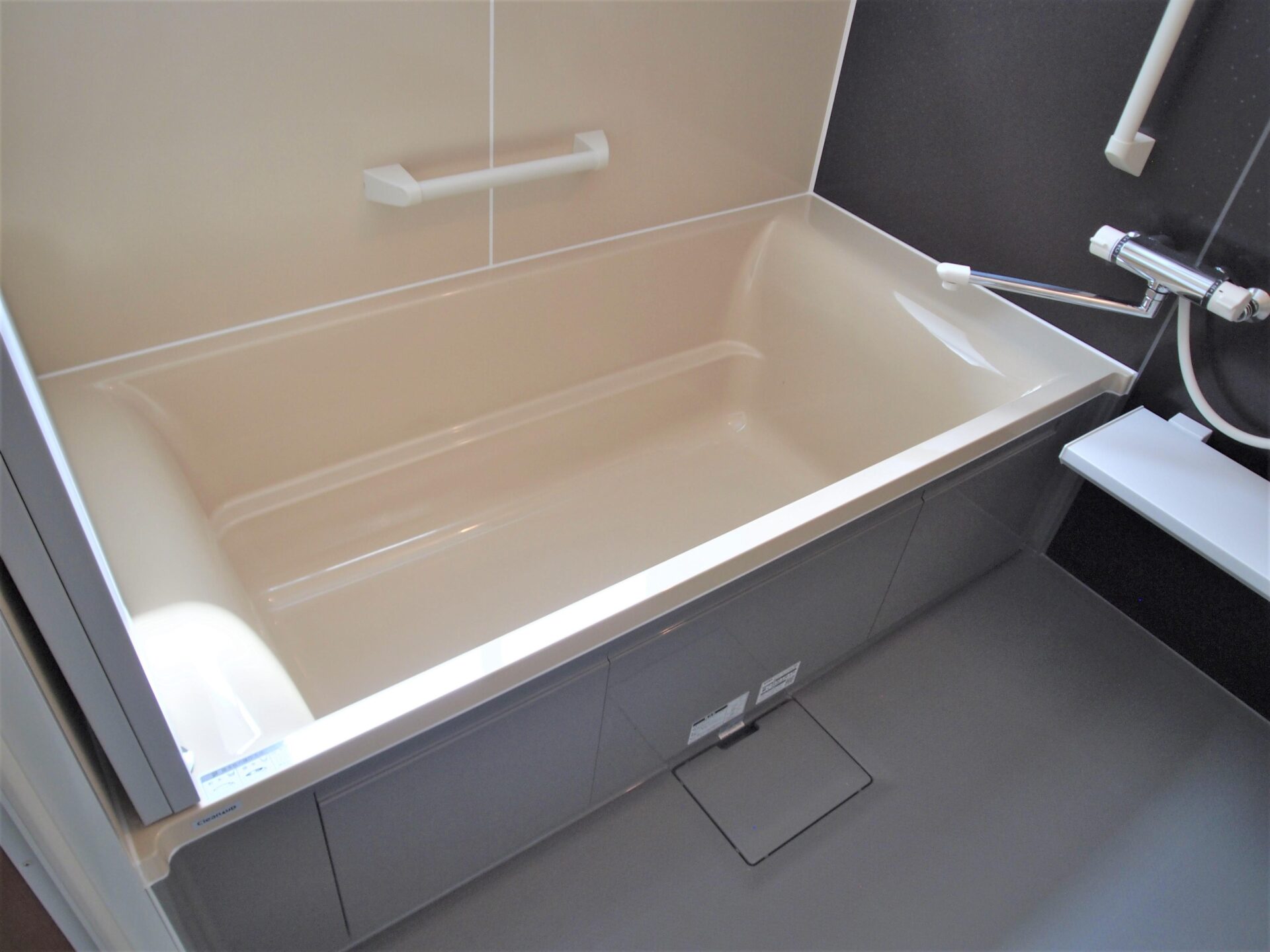 浴槽からの立ち上がりにも洗い場移動にも安心な手すりを設置。