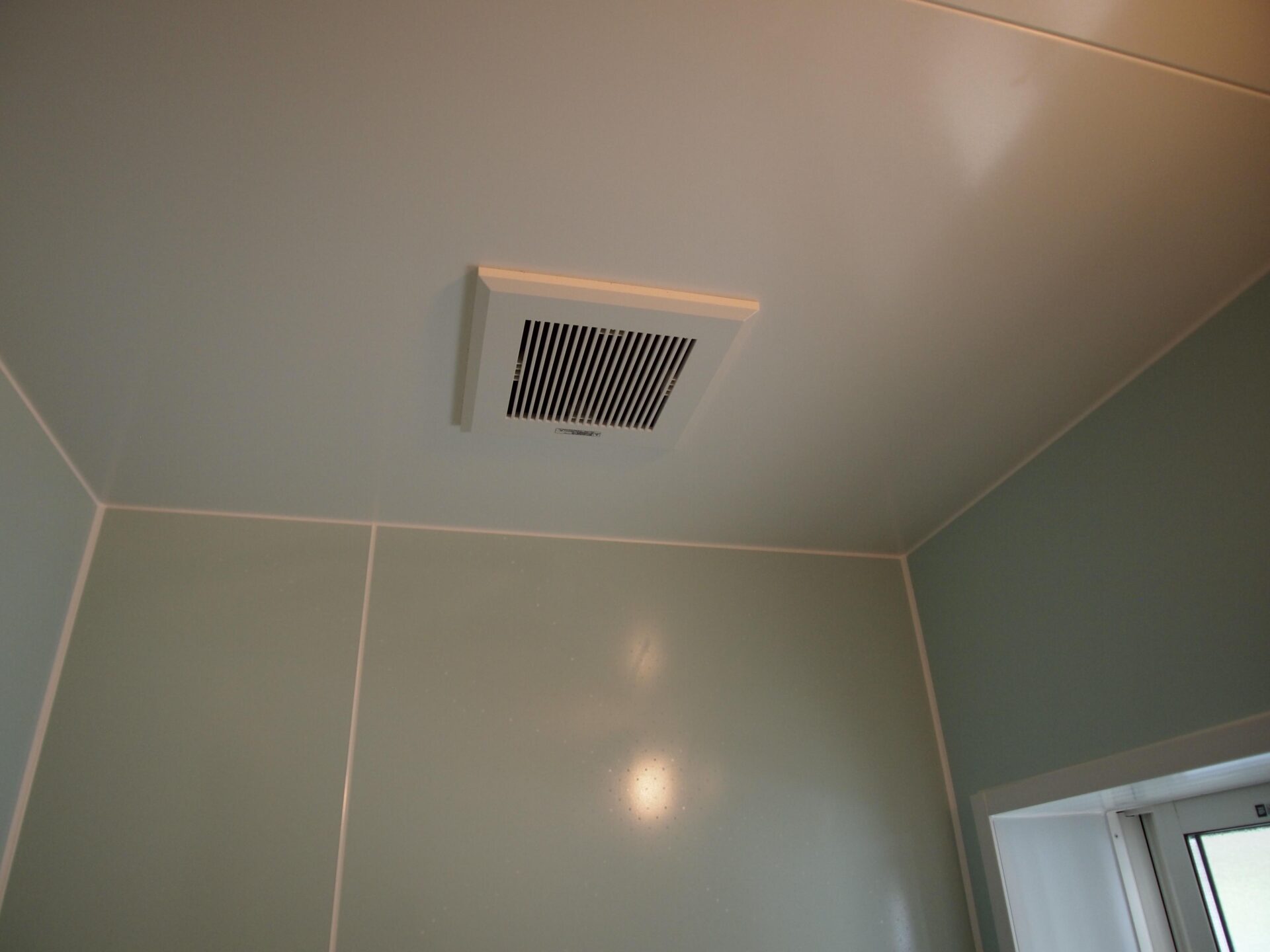 浴室換気扇で湿度からのカビ発生も防ぎます‼